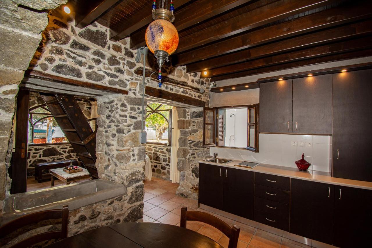 Appartamento Plousiadi΄S Stone House Skála Esterno foto