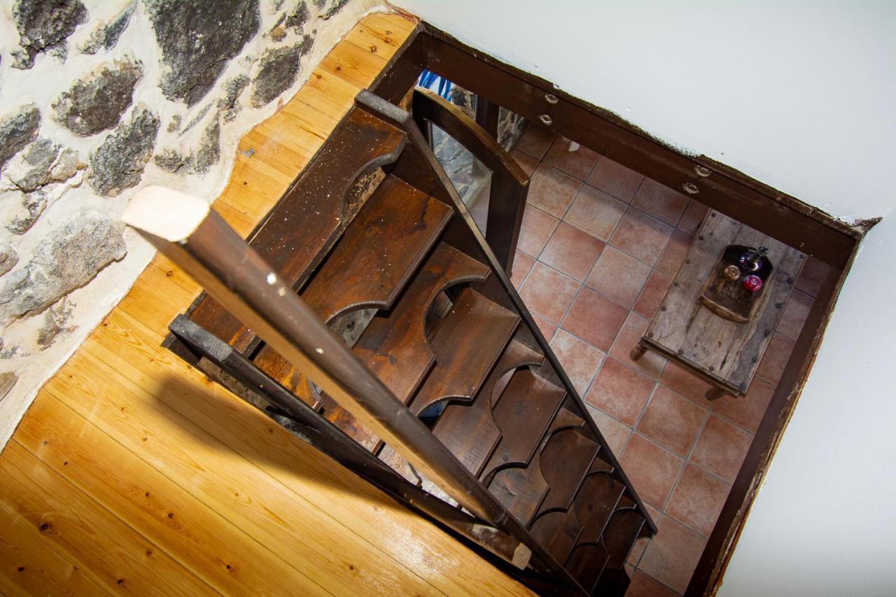 Appartamento Plousiadi΄S Stone House Skála Esterno foto