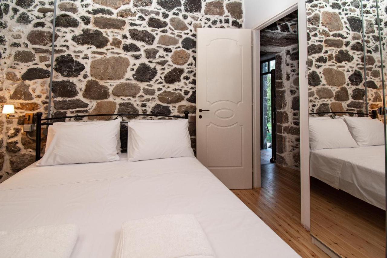 Appartamento Plousiadi΄S Stone House Skála Esterno foto